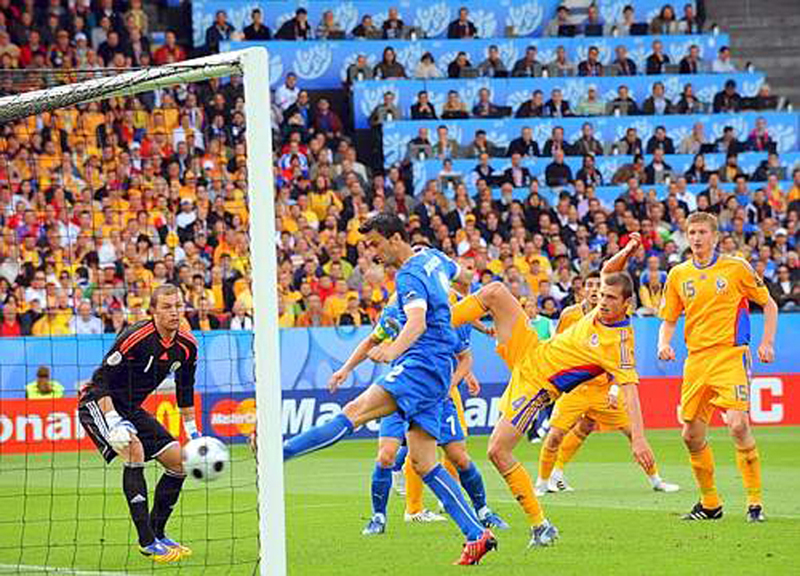 Euro 2008 (15).jpg - Italian defender Christian Panucci (2ndL) scores past Romanian goalkeeper Bogdan Lobont (L) during the Euro 2008 Championships Group C football match on June 13, 2008 Italy vs. Romania at Letzigrund stadium in Zurich, Switzerland.